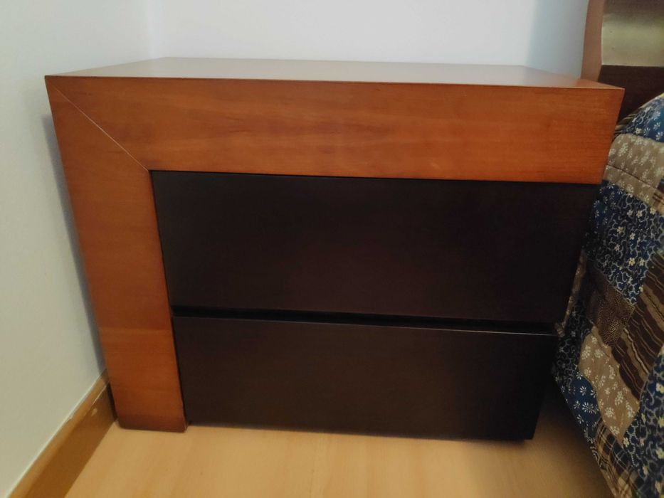 Móvel de apoio/mesa de cabeceira em wenge e cerejeira
