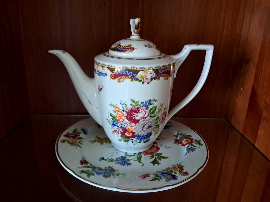 Várias peças em porcelana portuguesa e limoges