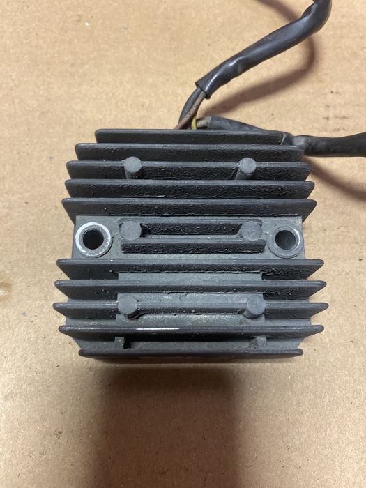 Yamaha Virago XV 500 / 750 / 920 / 550 regulator napięcia B361