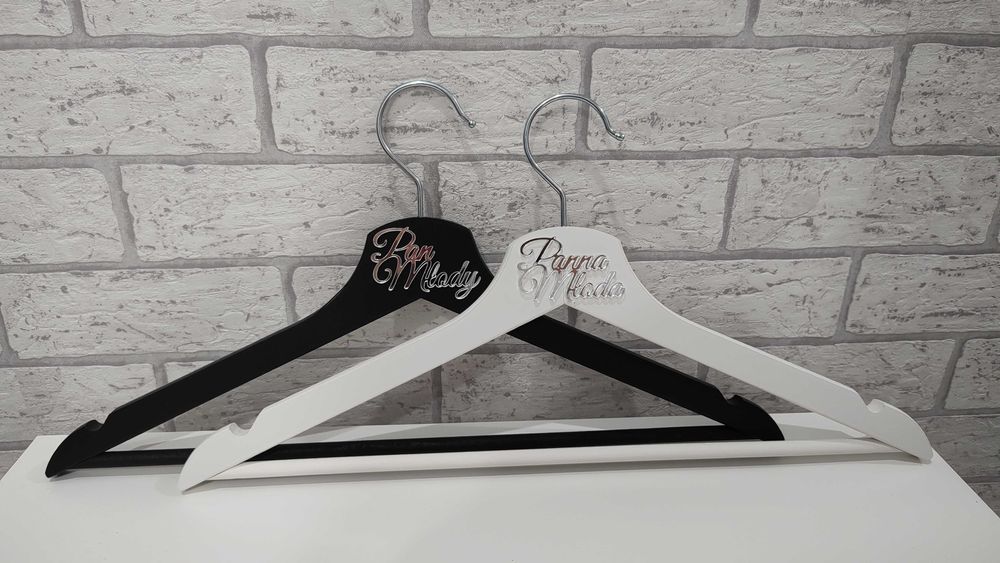 wieszaki ze srebrnymi dodatkami plexi ślub wesele nowe