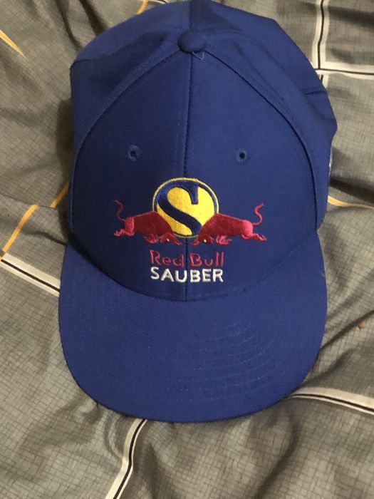 Бейсболка від бренду Red Bull Sauber