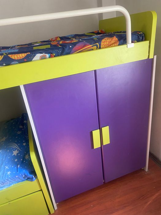 Cama beliche com roupeiro