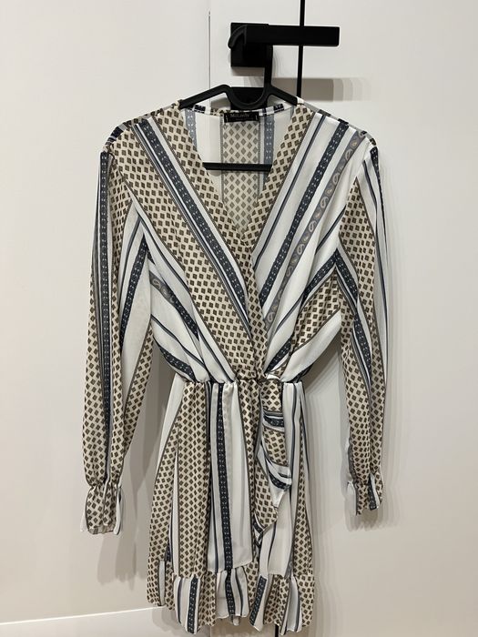 Sukienka beżowo biała