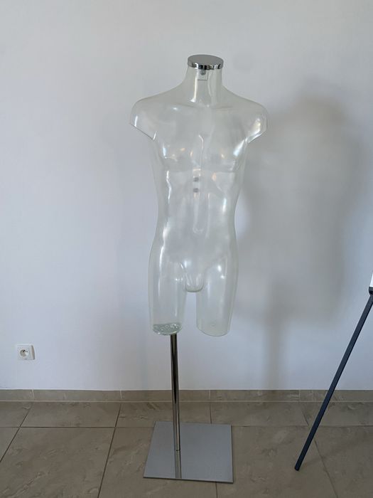 Manekin męski tors transparentny na stojaku – ekspozycyjny