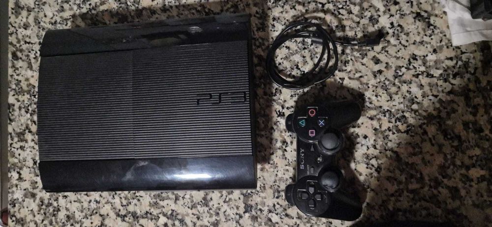 Consola PS3 Super Slim 500 GB + Comando original Sony + 4 jogos