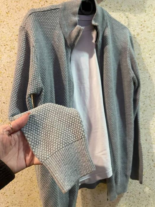 Сіра кофта на замку светер