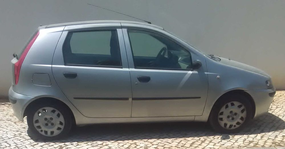 Automovel em bom estado de conservação e funcionamento
