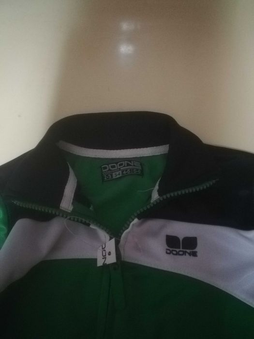 Blusão novo de fato treino para crianças dos 3/4 anos.