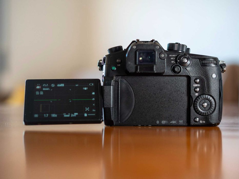Panasonic Lumix GH5 + Lente 20mm f/1.7 + Acessórios