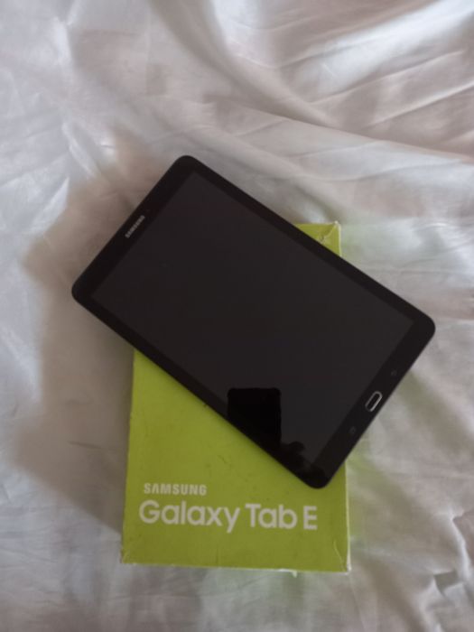 Самсунг    Tab E