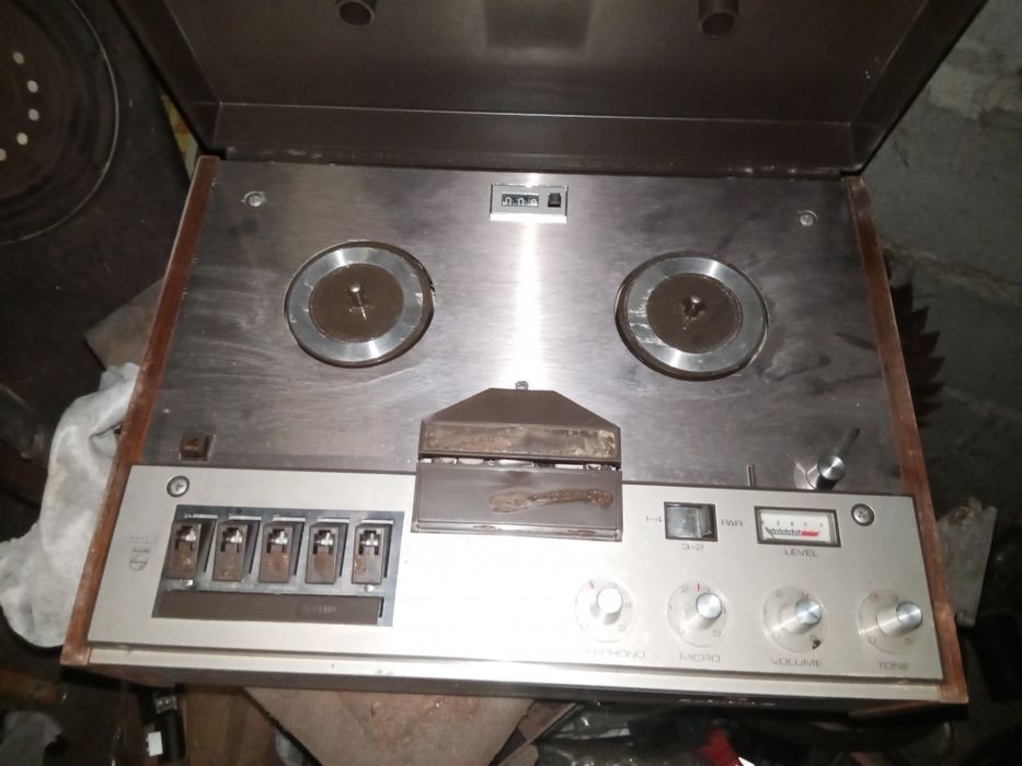 zabytkowy magnetofon szpulowy Philips N4308.