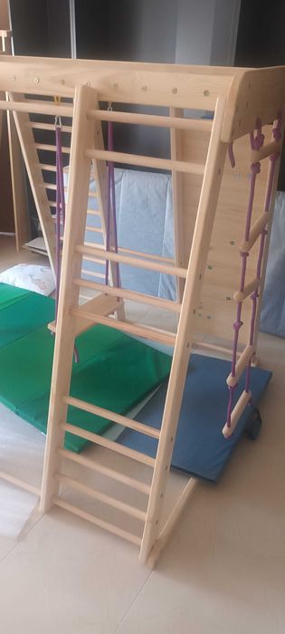 Centro de atividades em madeira, rede de escalada, parque infantil, ginásio selva de interior
