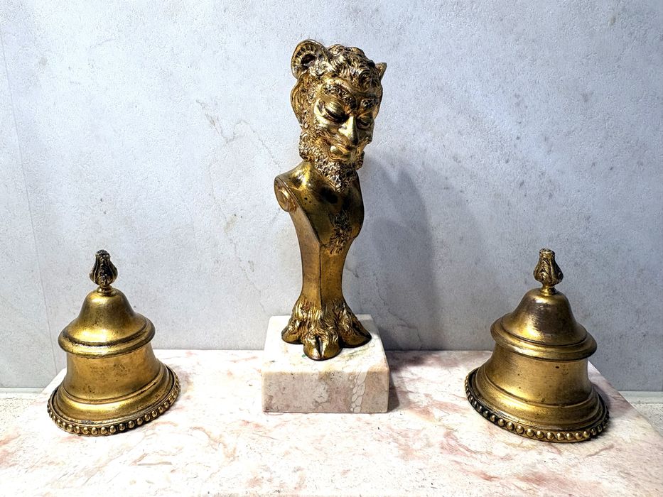 Raro tinteiro francês “fauno” de “Caron” em bronze dourada e mármore