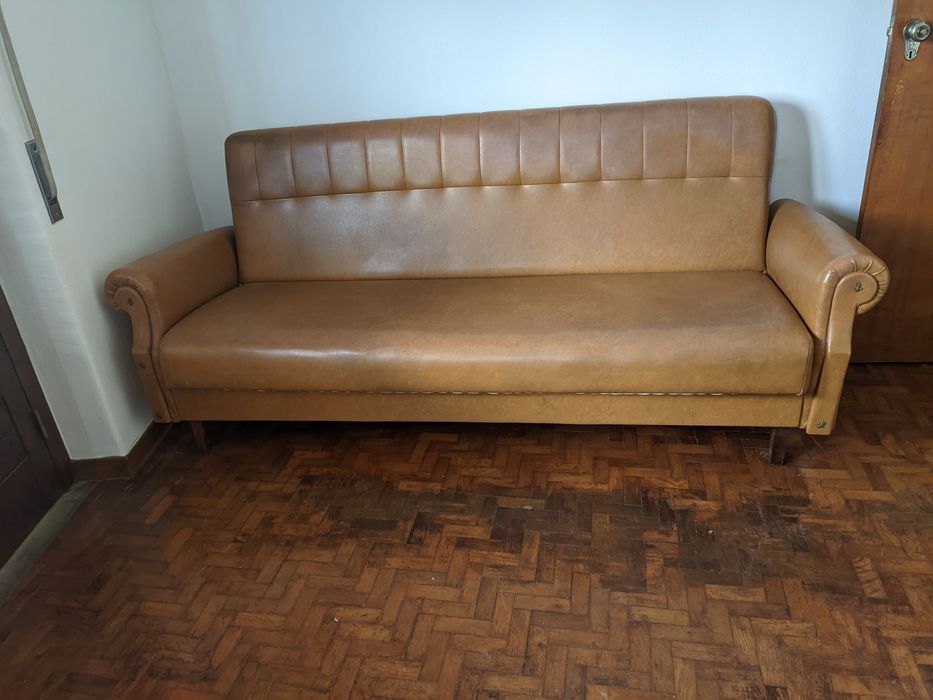 Sofá cama de napa com pés de madeira