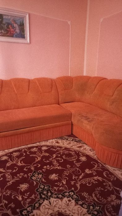 Кутовий диван у вітальню