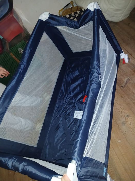 Cama de bebé com colchão