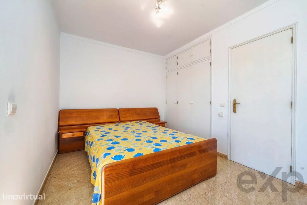 Moradia T2+1 com quintal e terraços com vista mar em Olhão, junto à Ri