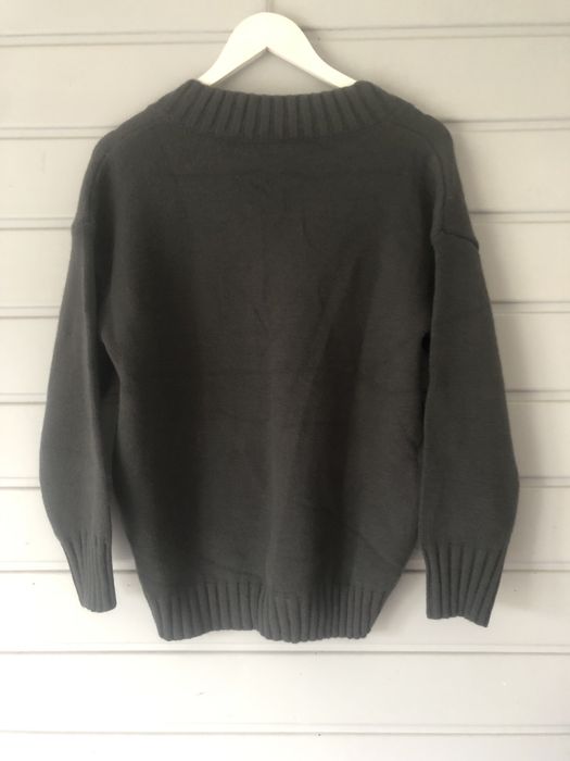Sweter damski w serek ciemny szary L-XL