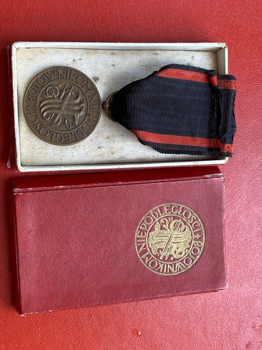 Medal Niepodległości IIRP 1937 r. komplet