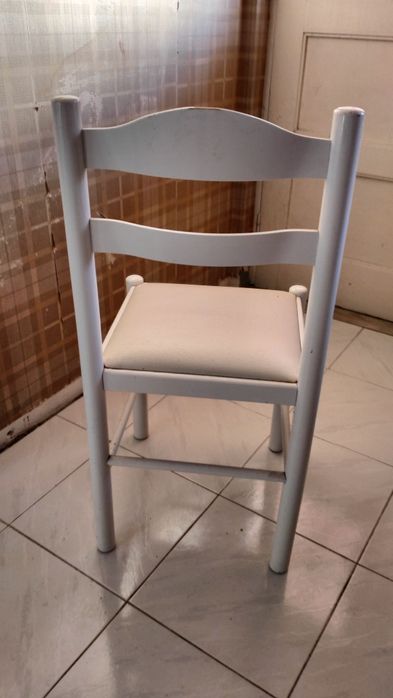 3 Cadeiras e 1 banco em madeira lacada a branco