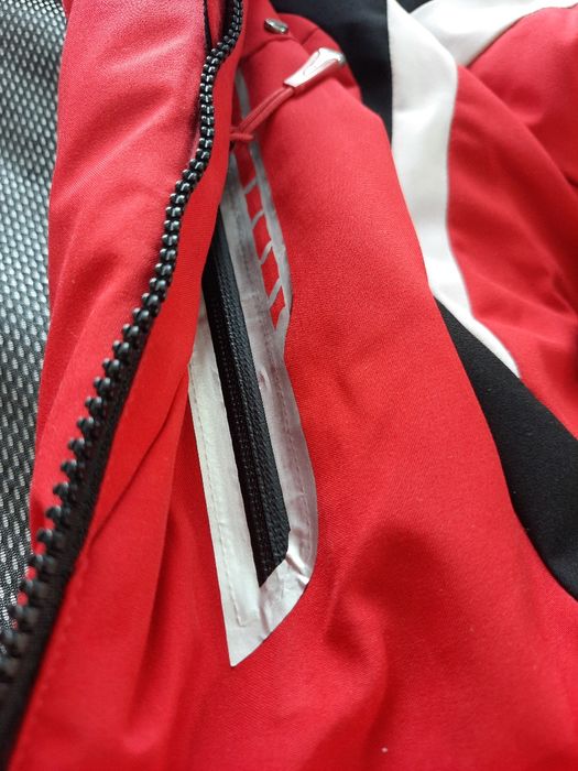 Czerwona kurtka zimowa