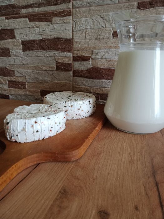Świeże kozie mleko