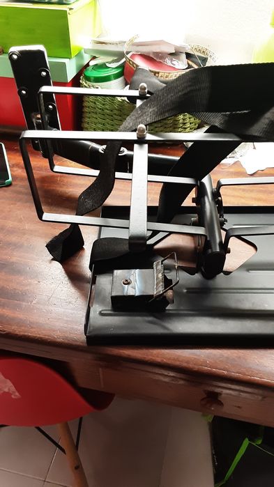 Suporte para televisão com correias dá  também para vídeo