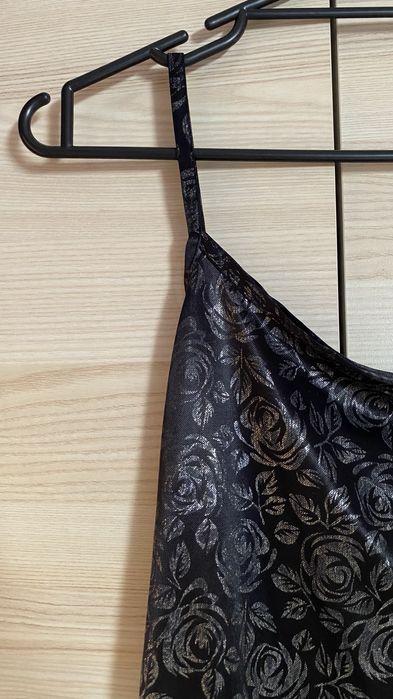 Błyszczący top na szelkach