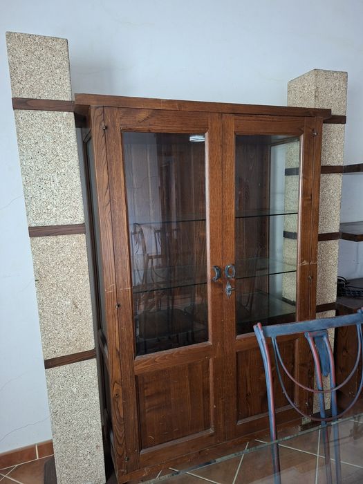 Sala de jantar com pedras em granito