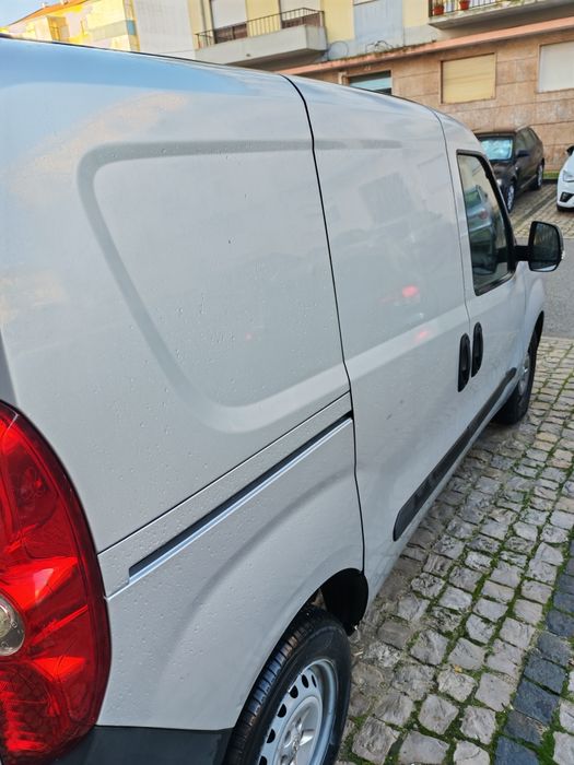 Opel Combo 1.3 Cdti de 2013 em bom estado