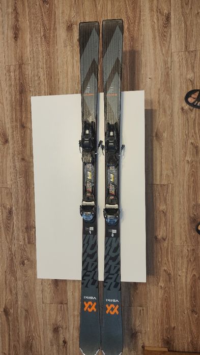 Narty, buty narciarskie, kijki