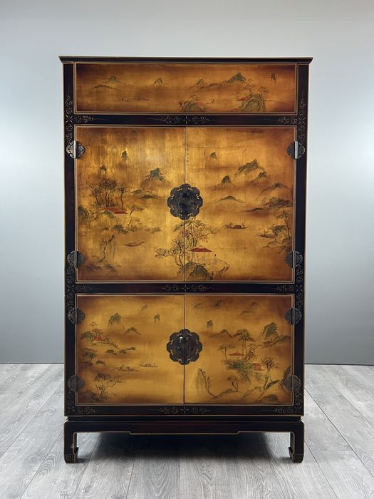 Вінтажна шафа в стилі Шинуазрі