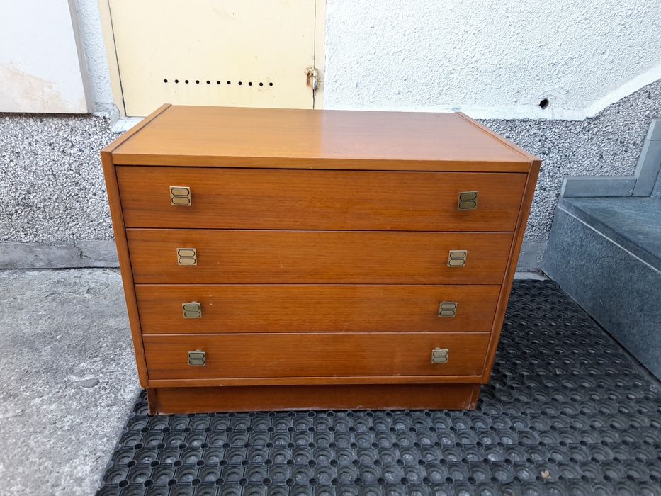 Mała ładna komódka