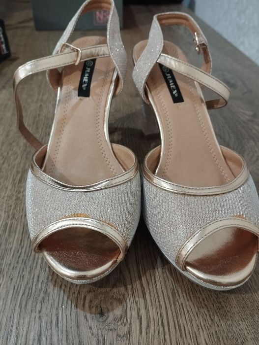 Босоніжки жіночі на каблуку