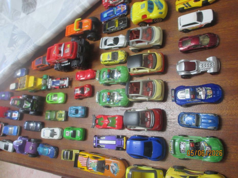 Lote de 60 carrinhos de vários tamanhos