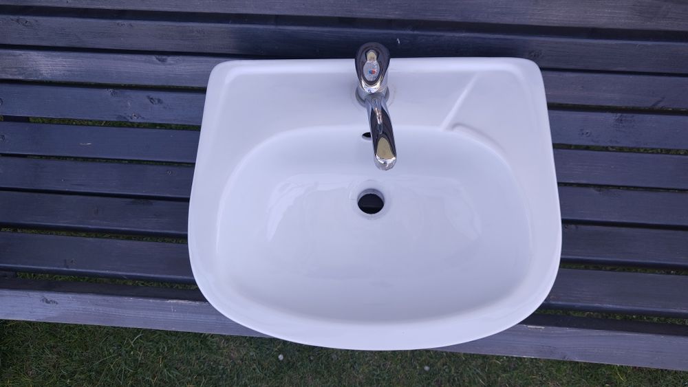 Umywalka wraz z baterią
