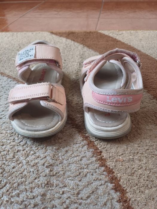 Levi's sandálias em rosa