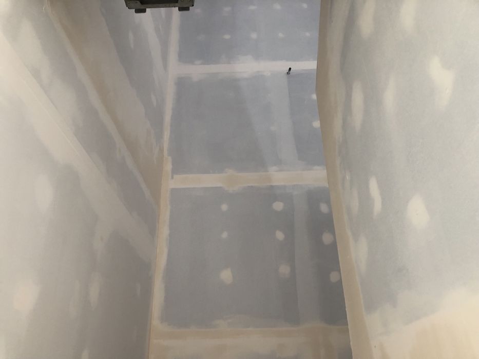 Faço Pintura interior e esterio .