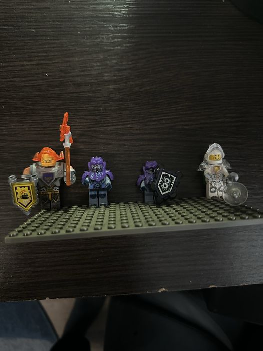 Фігурки Лего Забирайте
