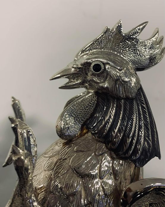 Galos em posicao de luta em prata assentes base madeira lacada.