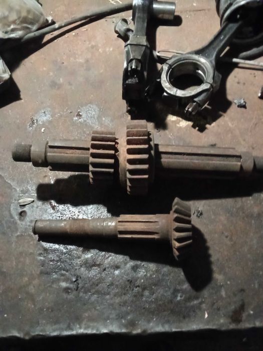 Вал КПП на Т-25 із шестернею в гарному стані, 2 штуки.