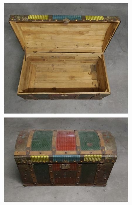 Banco antigo com arrumação e/ou baús antigos...