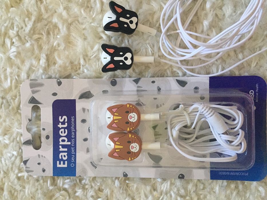 2 conjuntos de auriculares novos