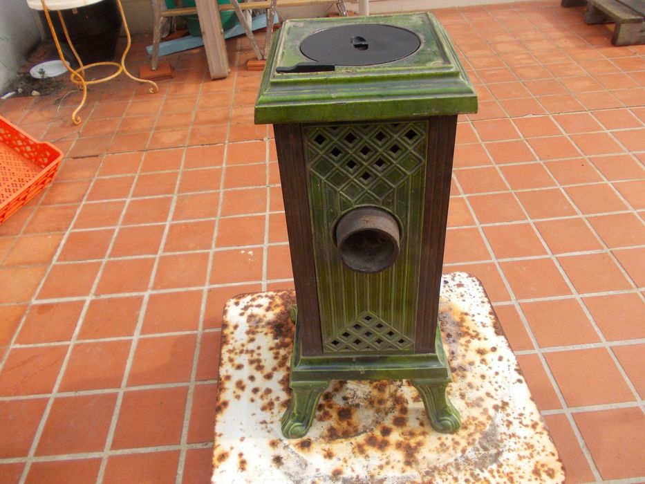 Antiga salamandra  ferro Fundido Esmaltado  a Funcionar Pied de Selle