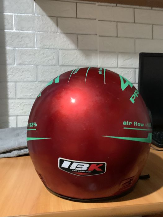 Шлем на мотоцикл.