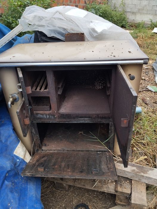 Fogão  a lenha e a gás muito antigo e pesado em ferro fundido uma autê