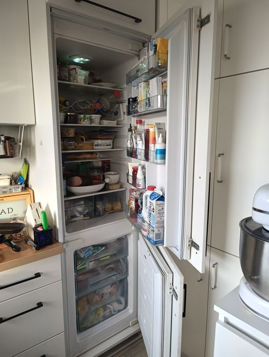 Lodówka z zamrażarką w zabudowie. Amica.