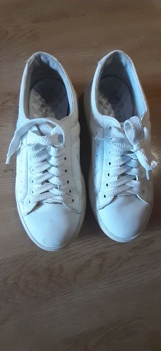 Продам білі шкіряні кеди