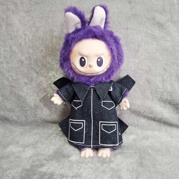 Unikatowy fioletowy labubu w płaszczu