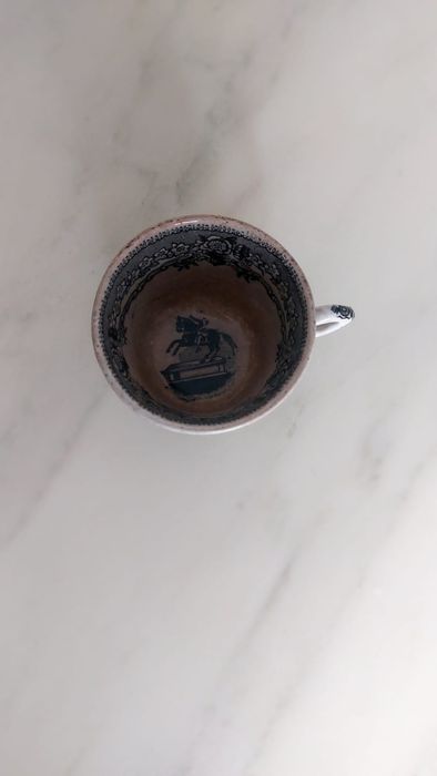 Conjunto de chávenas de café e pires.